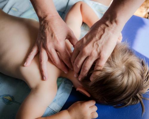 Comment gérer une colique chez un nourrisson : votre ostéopathe vous conseille